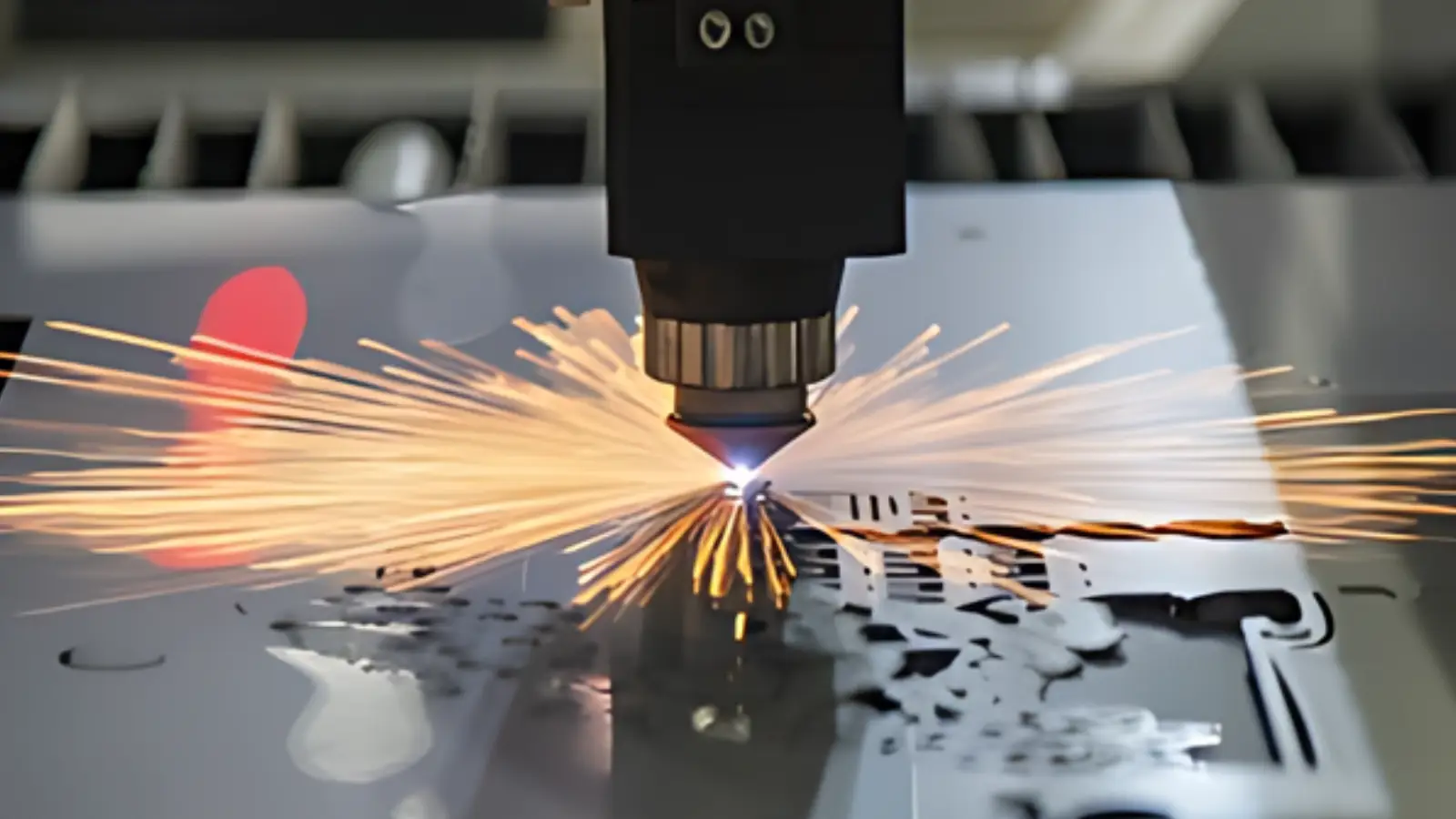 Laserschneiden von Metall mit Funkenflug