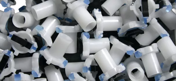 Weiße Kunststoffrollen mit blauen Spitzen