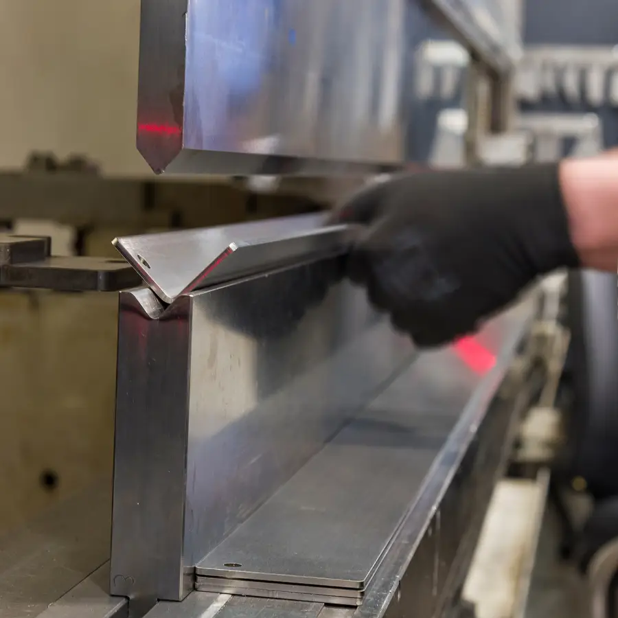 用工业机器弯曲金属板。