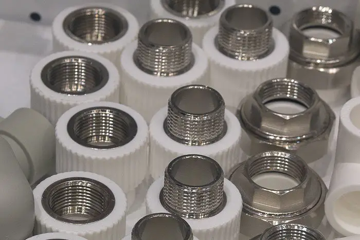 Verschiedene Klempneranschlüsse und Armaturen ausgestellt.