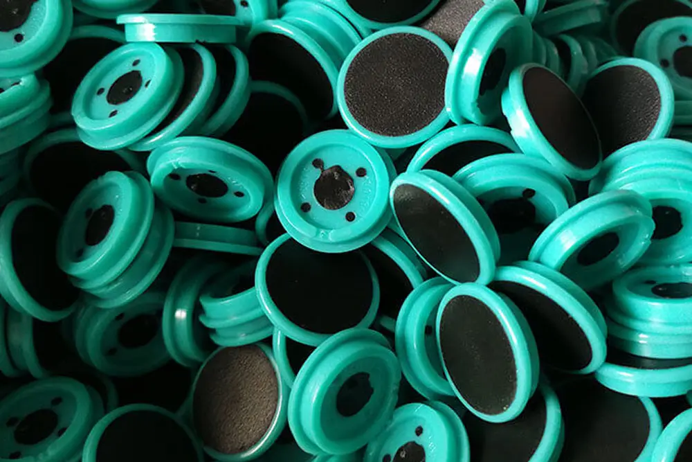 Türkisfarbene Flaschendeckel übereinander gestapelt