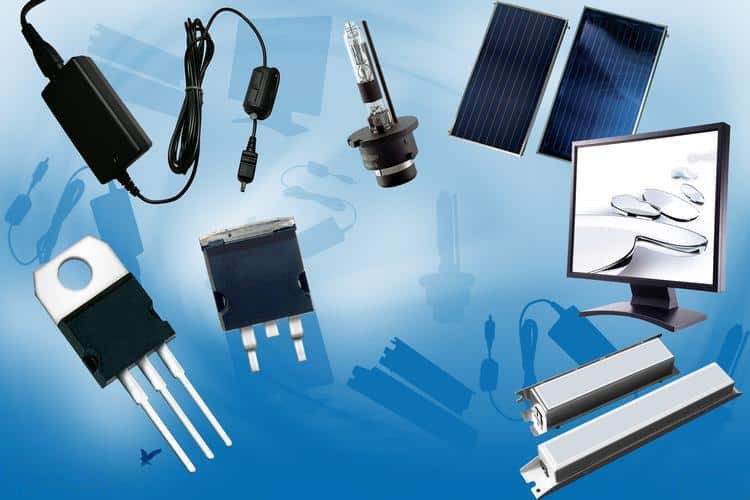 蓝色背景上的各种电子元件和设备。